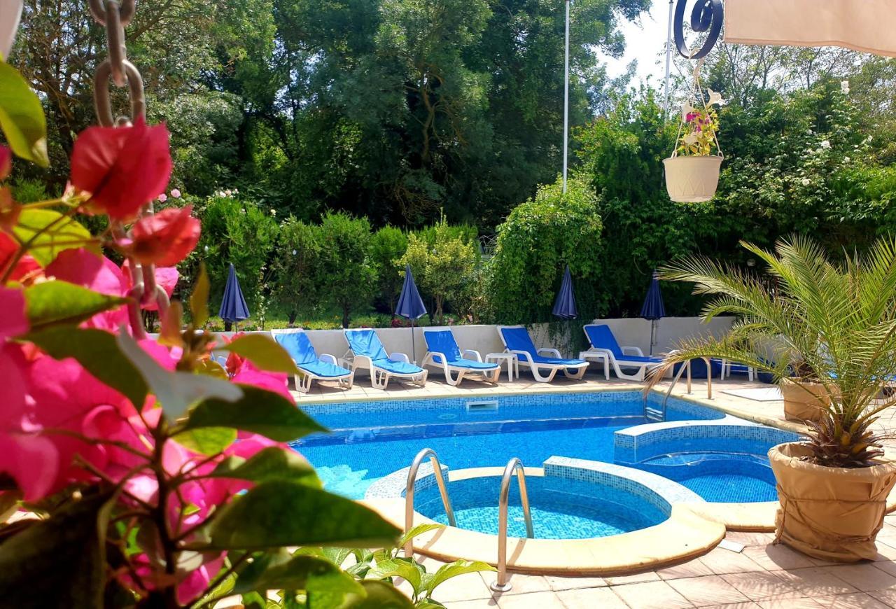Hotel Feniks Lozenec Kültér fotó